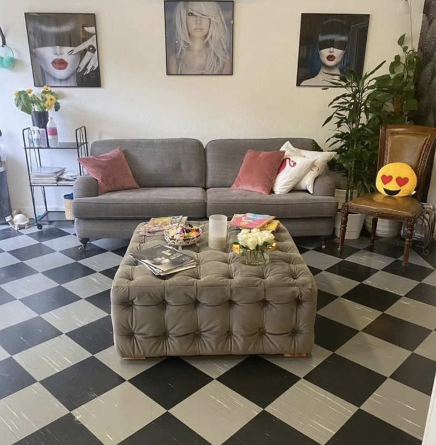 Lounge med soffa och konstverk i Salong Jolie