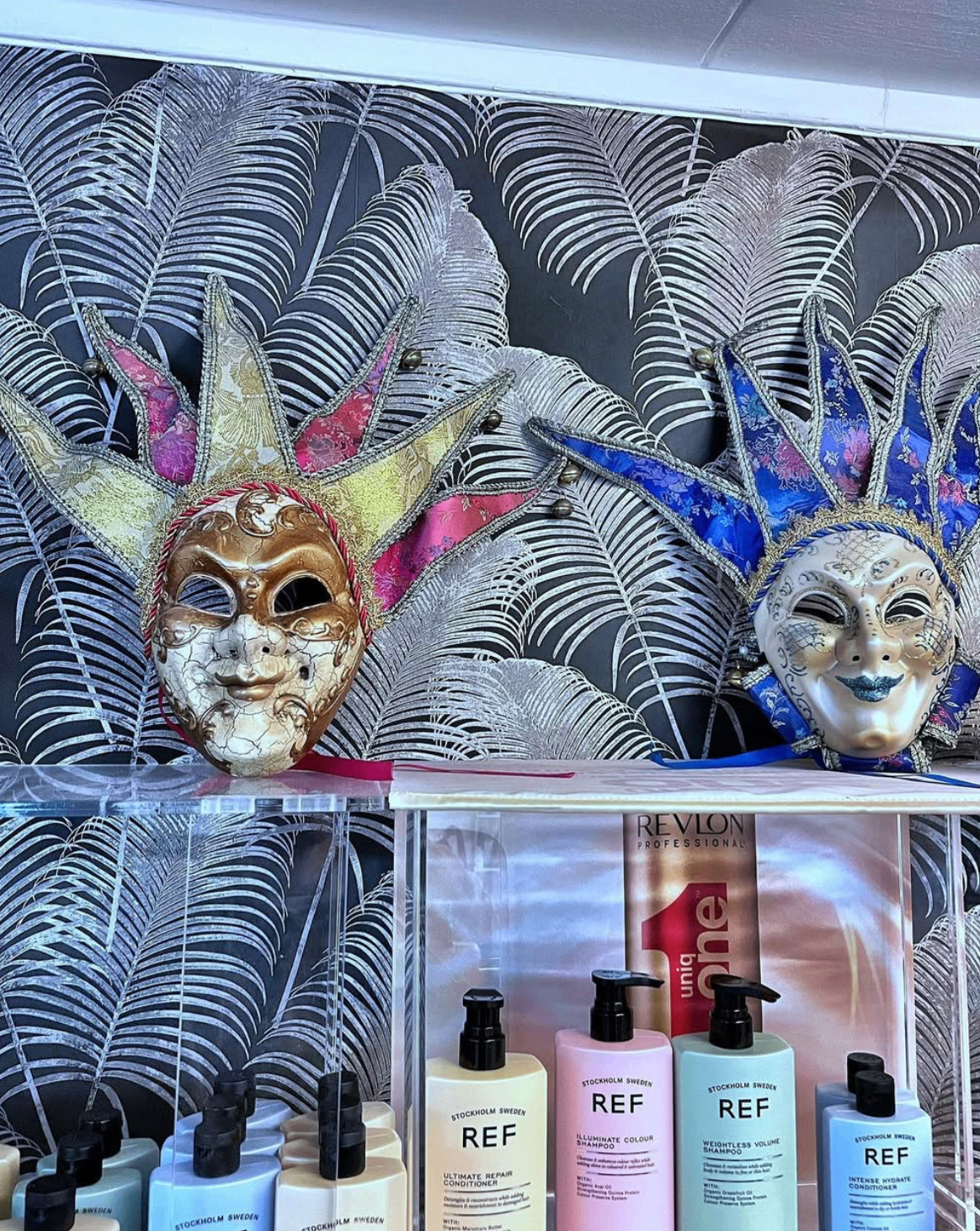 Detaljer i salongen med venetianska masker och hårvårdsprodukter