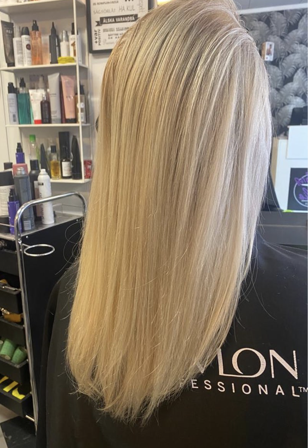 Långt ljust hår med jämn blond ton efter behandling
