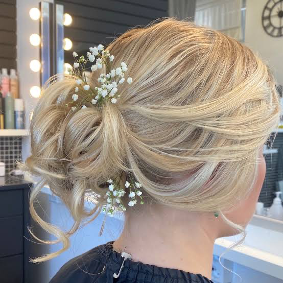 Elegant uppsättning med blommor för bröllop eller fest