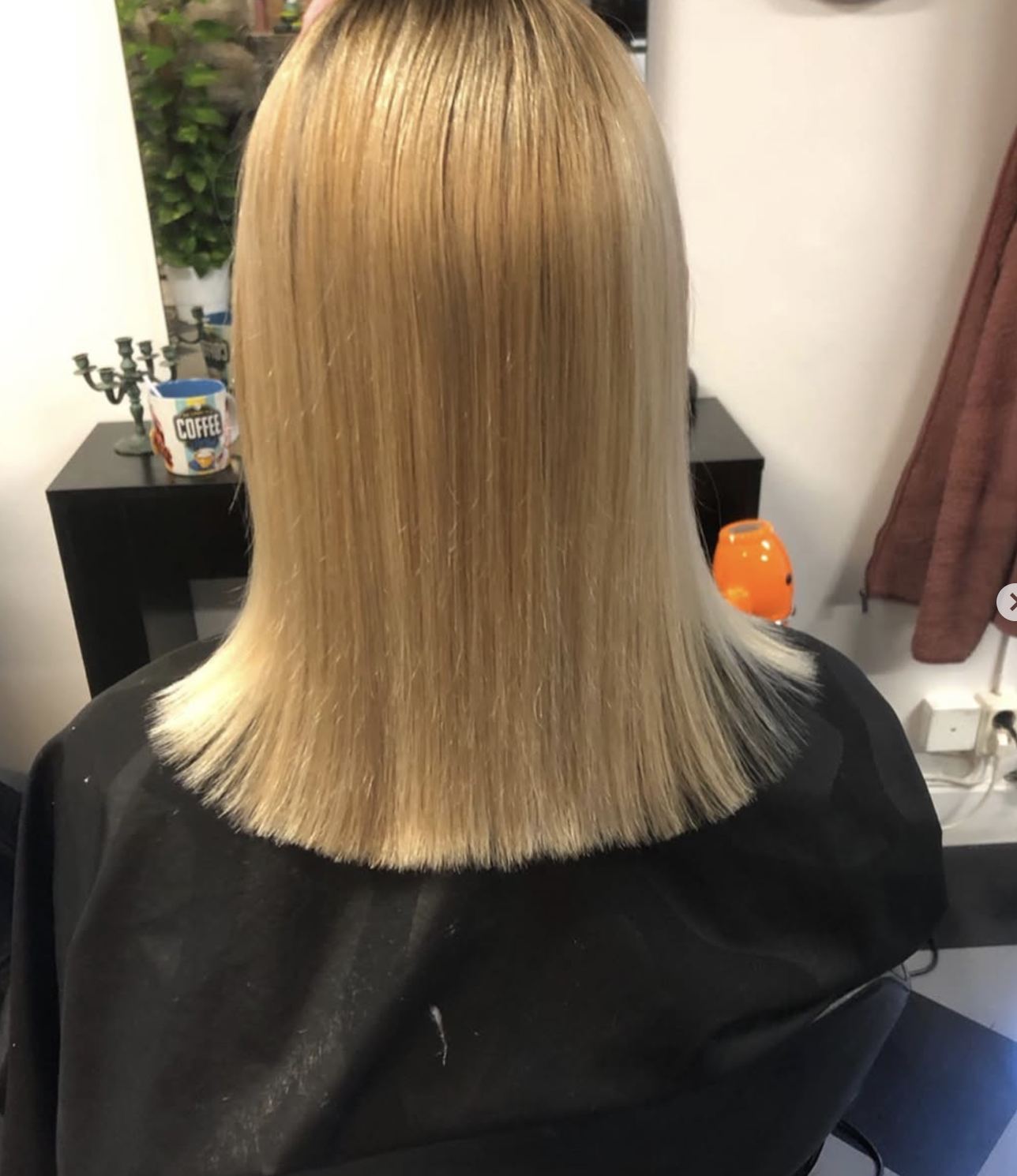 Blont rakt hår efter klippning och styling