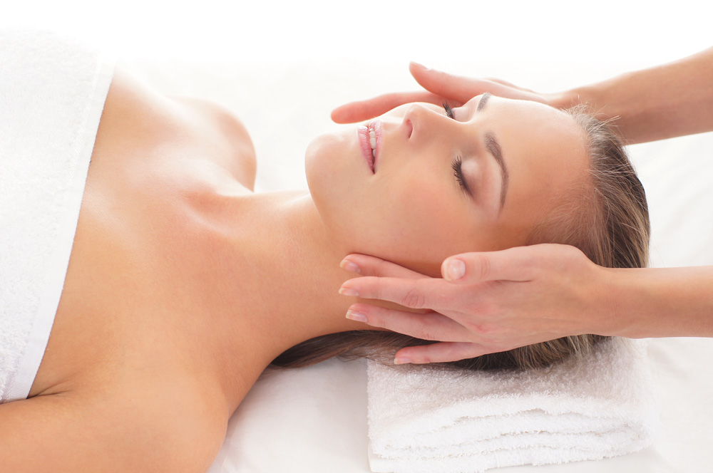 Avslappnande ansiktsbehandling med massage