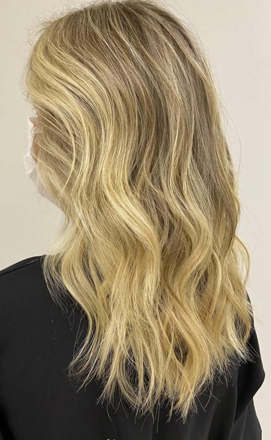 Blond hårförvandling med mjuka vågor